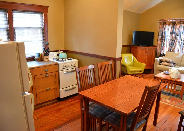 Johnston Canyon Lodge & Bungalows